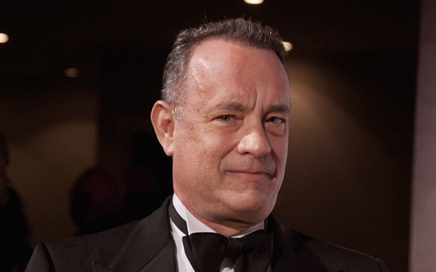 O ator Tom Hanks está completando 62 anos neste dia 09 de julho de 2018, ele que nasceu em Concord, Califórnia, EUA. São mais de 80 filmes como ator, tendo dirigido em quatro oportunidades e conquistado 81 prêmios. Neste domingo, oito da noite ,na Universitária FM, um programa de 60 minutos em homenagem a esse grande ator em A Música no Cinema, com produção e apresentação de Márcio Alvarenga.