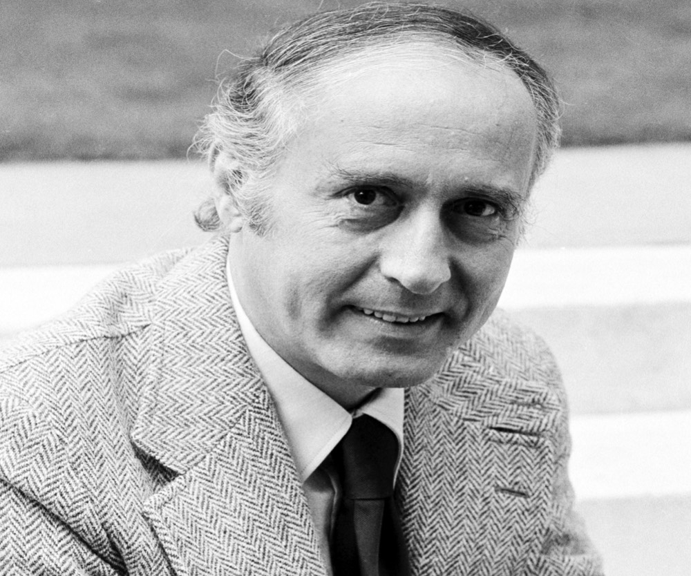 Henry Mancini nasceu em Alliquippa, Pensilvânia no dia 16 de abril de 1924, falecendo em Los Angeles no dia 14 de junho de 1994 aos 70 anos, vítima de um câncer.