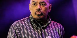 James Ingram interpretando a canção de George Benson intitulada “One More Time”.