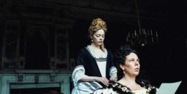 O desempenho da atriz Olivia Colman como a Rainha Ana em A FAVORITA, foi como diríamos na corte, majestoso, na bolsa de apostas é cotada para o Oscar, mas tem concorrência acirrada com Glen Close.