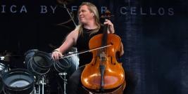 O violoncelista finlandês Eicca Toppinen comanda sua banda de rock Apocalyptica é o rock no violoncelo.