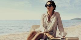 Leda, interpretada pela atriz inglesa Olivia Colman é uma professora de literatura que decide passar uns dias de férias numa pequena cidade litorânea da Grécia. Uma cena na praia, vai despertar fantasmas do passado, visitando o presente!