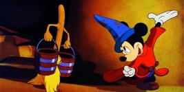 Um dos exemplos mais eloquentes nesse sentido vai para o filme FANTASIA de Walt Disney de 1940. A trilha organizada pelo Maestro Leopoldo Stokowski que selecionou a peça Aprendiz de Feiticeiro de Paul Dukas, para ilustrar a cena envolvendo Mickey Mouse, o que automaticamente contribuiu para que esse gênero musical passasse a ser identificado como “efeito mickeymouse”.