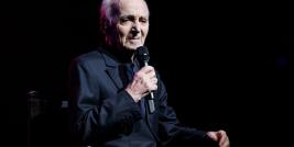 Charles Aznavour nasceu em Paris no dia 22 de Maio de 1924 e faleceu no dia 01 de Outubro de 2018 em Alpilles, França. Compôs 1.200 músicas, gravou 294 álbuns, atuou em 80 filmes, mas suas músicas estão nas trilhas sonoras de mais de 150 filmes. Em 70 anos de carreira Charles Aznavour vendeu mais de 100 milhões de discos. Em 2017 ganhou uma estrela na Calçada da Fama de Hollywood. 