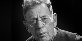 Neste 31 de Janeiro está completando 82 anos, o notável compositor Philip Glass. No próximo dia 07 de fevereiro ele estará oferecendo um concerto no Carnegie Hall e neste mês de fevereiro acontece a estréia do espetáculo da Broadway REI LEAR um clássico de Shakespeare, com direção de Sam Gold e a trilha sonora composta por Philip Glass.