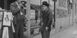 Numa das produções da Keystone de 1914, filme de Carlitos, numa determinada cena o personagem aparece em frente a um bar. Ao fundo aparece um cartaz da Coca-Cola e subitamente somos instados a pensar na possibilidade da empresa fabricante do famoso    refrigerante, ter auxiliado a produção, pagando pelo merchandising.