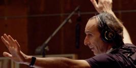 Alexandre Desplat nasceu em Paris no dia 23 de agosto de 1961. Ele começou estudando piano, posteriormente trompete e flauta. No Conservatório de Paris estudou análise musical com Claude Ballif, viajando para os Estados Unidos onde estudou em Los Angeles, orquestração com Jack Hayes. Desplat tem alguns trabalhos em parceria,por exemplo, com o brasileiro Carlinhos Brown.