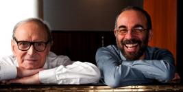 Para homenagear o grande Mestre Ennio Morricone, o cineasta Giuseppe Tornatore filmou um documentário sobre a trajetória do compositor e amigo intitulado LO SGUARDO DELLA MUSICA.