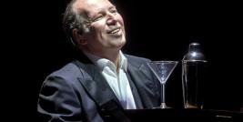 A partir de novembro ele inicia um novo giro pela Europa com a sua “Sinfonia de Celebração” com o show intitulado O MUNDO DE HANS ZIMMER, onde ele mostra com seus músicos, alguns de seus melhores trabalhos. O giro começa dia 07 de novembro pela Suíça, passando ainda pela Alemanha e terminando dia 13 na Holanda. 