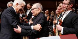 Il Maestro Ennio Morricone recebe um abraço do presidente da Itália Sergio Mattarella por ocasião do evento NOVANT'ENNIO.