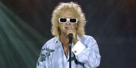 MICHEL POLNAREFF CANTA  ‘LOVE ME PLEASE LOVE ME’.