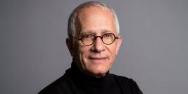 O compositor James Newton Howard, que está aniversariando nesse dia 09 de junho, ele que nasceu em 1951 na cidade de Los Angeles, na California.