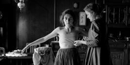 A história é baseada em fatos reais, tem uma narrativa extremamente forte e impactante. As interpretações soberbas das duas personagens principais, Karoline e Dagmar, conferem ao filme uma atmosfera semelhante aos clássicos do Expressionismo Alemão.