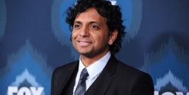 O cineasta M. Night Shyamalan continua sendo um excelente contador de histórias e a exemplo de Hitchcock, continua fazendo pontas nos seus filmes em VIDRO ele aparece comprando equipamentos de segurança.