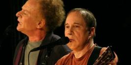 Desde os anos sessenta até os nossos dias, a dupla Simon e Garfunkel continua afinada e cantando.