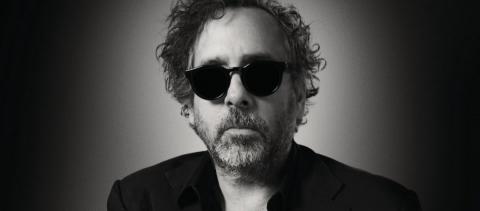 Tim Burton  nasceu em Burbank,Califórnia, no dia 25 de agostode 1958. Grande fã de filmes de terror e do escritor do gênero Edgar Allan Poe, Tim Burton teve como primeira experiência cinematográfica um estágio nos Estúdios Disney, onde participou da equipe responsável por fazer o tocante desenho “O Cão e a Raposa”, apesar de não ter seu nome creditado. 