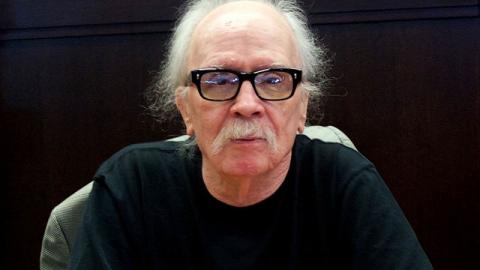 John Carpenter está completando 70 anos neste dia 16 de janeiro, ele que nasceu em 1948. Talvez ele tivesse se transformado num músico do rock, já que na juventude fez parte de uma banda chamada Caleidoscópio. Mas, o futuro reservava para Carpenter um lugar na arte cinematográfica, por isso que ele resolveu se transferir para Los Angeles e fazer o curso de cinema.