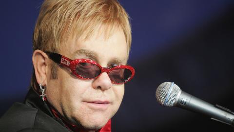 A estreia de Elton John compondo uma trilha instrumental para o cinema aconteceu por ocasião do filme A Musa de 1999.