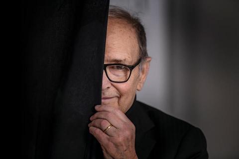 Il Maestro Ennio Morricone que esbanjou talento ao compor tangos para várias produções. A primeira vez que Morricone compôs um tango foi na estreia da diretora Lina Wertmuller em 1963 através do filme I BASILISCHI onde ele nos apresenta um expressivo e sensual “Tangone” em estilo mambo rumba.