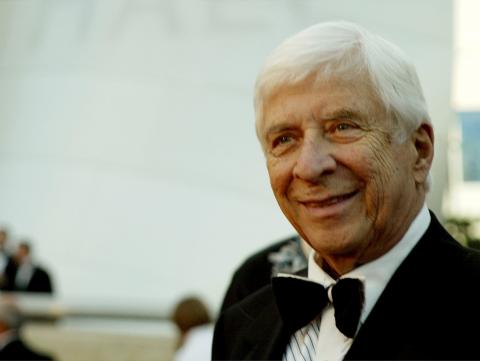 Elmer Bernstein também foi vítima do marcartismo, movimento que punia com o ostracismo, aqueles que eram simpatizantes da esquerda. Quem acabou tirando-o do ostracismo foi o cineasta Cecil B.De Mille, que o convidou para fazer a trilha de OS 10 MANDAMENTOS, trabalho emblemático e que reinseriu Bernstein na constelação das grandes estrelas da música no cinema.