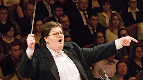 Maestro George Korynta conduzindo a Orquestra de Cinema de Praga foi fundada em 2004.
