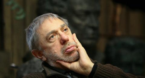 Ao perder o amigo Tarkosky, o compositor Artemyev prestou-lhe uma significativa homenagem compondo uma bela peça musical que representou uma fusão de temas dos filmes Solaris, Espelho e Sacrifício.