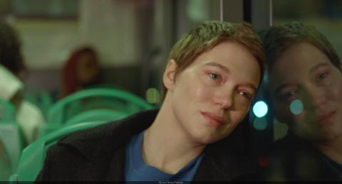 m UMA BELA MANHÃ, a cineasta Mia Hansen-Løve não deixa de reproduzir alguma experiência vivenciada a partir da personagem Sandra, que é seu alter-ego