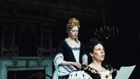 O desempenho da atriz Olivia Colman como a Rainha Ana em A FAVORITA, foi como diríamos na corte, majestoso, na bolsa de apostas é cotada para o Oscar, mas tem concorrência acirrada com Glen Close.