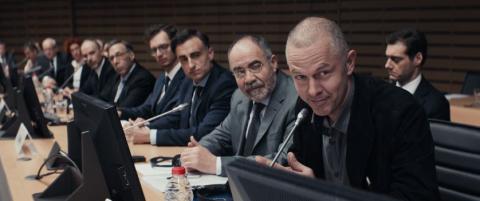 O filme O JOGO DO PODER narra os seis meses em que o ministro das finanças Yannis, atuou no governo de esquerda comandado por Alexis Tsipras, que quando assumiu o país, não tinha noção do tamanho da dívida grega.
