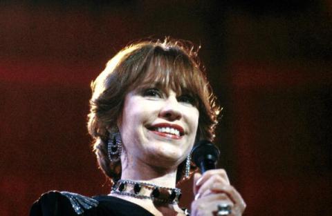 Astrud Gilberto enveredando também pelo cancioneiro norte-americano. Na trilha sonora da comédia romântica ABAIXO O AMOR, ela canta o clássico Fly Me To The Moon.
