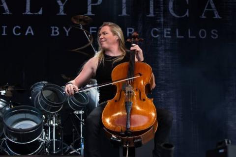 O violoncelista finlandês Eicca Toppinen comanda sua banda de rock Apocalyptica é o rock no violoncelo.