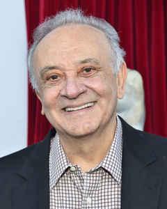 Angelo Badalamenti nasceu em 22 de março de 1938 no bairro do Brooklyn, cidade de Nova Iorque. Filho de um pai italiano e mãe americana, ele cresceu escutando opera e música clássica. Estudou na Eastman School e completou sua formação na Manhattan Music of School.