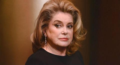 Catherine Dorleac que ficou mundialmente conhecida como Catherine Deneuve, ela que nasceu em Paris no dia 22 de outubro de 1943. Ela começou no cinema como Catherine Dorleac, que era seu nome de batismo, aparecendo no elenco de OS AMORES DE COLEGIAIS em 1957. 