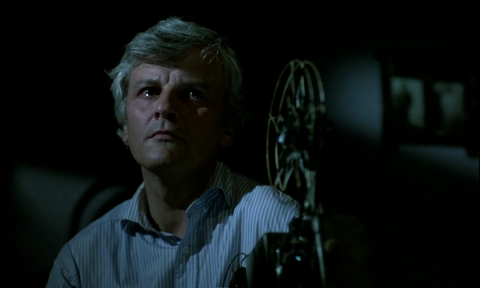 No filme CINEMA PARADISO, Totó já adulto retorna à sua cidade natal para o enterro do projecionista Alfredo. Ele então recebe um rolo de filme onde Alfredo editou todas as cenas que foram cortadas pelo padre censor. Naquele momento em que Totó passa a exibir o filme, a música de Ennio Morricone aciona a alavanca da nossa emoção, impossível não se emocionar com a cena.
