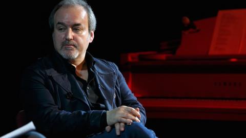 David Arnold compositor inglês nasceu em Luton no dia 23 de janeiro de 1962. Durante a infância e juventude, quando do período escolar, participava das atividades musicais tocando nas bandas colegiais. Autodidata aprendeu sozinho tocar instrumentos e compor, inicialmente para trilhas de curtas metragens.