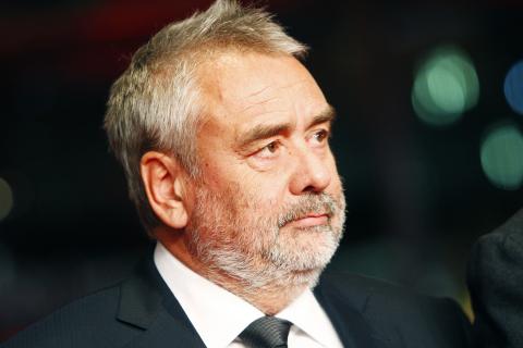 Luc Besson é considerado por muitos como o Steven Spielbergfrancês. Filho de dois instrutores de mergulho, viveu toda a sua infância nos "Club Méditerranée" da Grécia e da ex-Iugoslávia. Regressou a Paris para completar os estudos e acabou se apaixonando pelo cinema e pela televisão ele parte para Hollywood, onde estuda cinema durante três anos.
