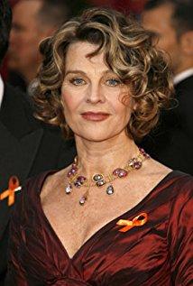 ulie Christie se notabilizou no cinema pelo seu desempenho como a personagem Lara em DOUTOR JIVAGO filme de 1965 do diretor David Lean. O sucesso do filme não se deveu unicamente a cativante história de amor entre o médico Doutor Jivago e a bela Lara, mas notadamente pelo emblemático tema musical composto por Maurice Jarre.