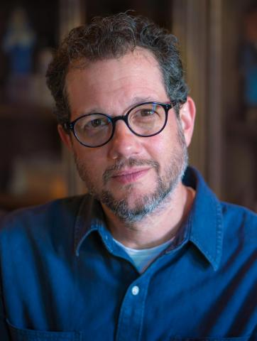 Estamos falando do compositor Michael Giacchino que nasceu em Riverside, estado de New Jersey no dia 10 de Outubro de 1967. A sua estreia como compositor de trilas se deu em 1995 através de um jogo de videogame chamado GARGOYLES. 