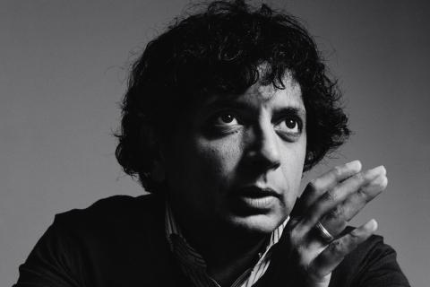 Manoj Nelliattu Shyamalan, conhecido profissionalmente como M. Night Shyamalanque nasceu em Mahé, Pondicherry,Índia, no dia 6 de agostode 1970). Graduado pela Universidade de Nova Iorque, onde ganhou aalcunha"Night". Apesar de ter nascido na Índia, cresceu no subúrbio de Filadélfia, onde rodou todos seus filmes.