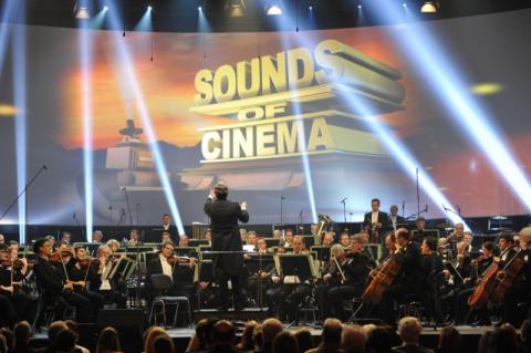 Coral e Orquestra Sinfônica da Rádio da Baviera sob a regência de Ulf Schirmer numa apresentação memorável nas dependências do Circus Krone Bau em Munique.
