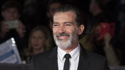 Antonio Banderas natural de Málaga, Espanha, nasceu no dia 10 de Agosto de 1960.Antonio Banderas, jogador de futebol? Não fosse um pé quebrado e algumas aulas de artes dramáticas, e o destino do ator espanhol talvez fosse esse mesmo. Mas o fato é que o pé quebrado aos 14 anos afastou Banderas dos campos de futebol e o levou diretamente para os palcos do teatro.