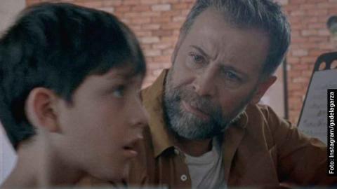 VIDA EM SILÊNCIO o filme nos remete a refletir sobre as questões sociais da monoparentalidade e do autismo que repercutem quanto a dificuldade de se projetar um mundo mais inclusivo e justo.