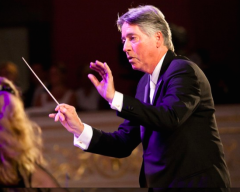 Completando 69 anos neste dia 26 de Março o notável compositor Alan Silvestri. Ele tem pavimentando ao longo de quatro décadas uma trajetória de sucesso. Este sucesso não se restringe aos trabalhos produzidos, mas as parcerias consagradas, como aquela com o cineasta Robert Zemeckis.