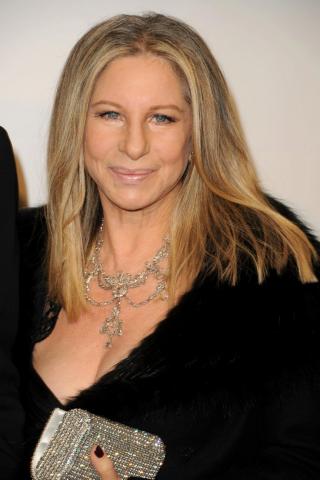Barbra Streisand interpreta Places That Belong To You da trilha sonora de O Príncipe das Marés.