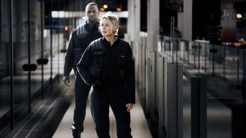 O título do filme policial de 2020 da cineasta Anne Fontaine mostra a trajetória de três policiais que são escalados para levar para o aeroporto, um imigrante ilegal que será deportado para seu país de origem. O que poderia parecer apenas rotina no meio policial, terá implicações na vida de cada um. São três profissionais de personalidades distintas e cada um carregando seus dilemas pessoais.