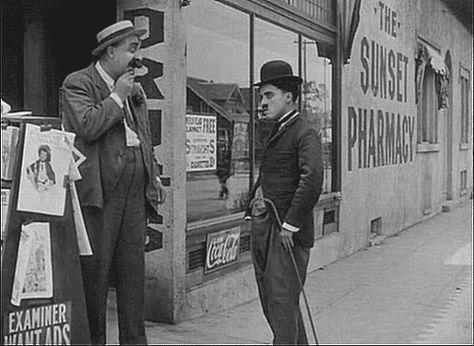 Numa das produções da Keystone de 1914, filme de Carlitos, numa determinada cena o personagem aparece em frente a um bar. Ao fundo aparece um cartaz da Coca-Cola e subitamente somos instados a pensar na possibilidade da empresa fabricante do famoso refrigerante, ter auxiliado a produção, pagando pelo merchandising.