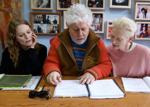 No filme de 2024, O QUARTO AO LADO, Almodóvar resolve falar sobre amizade, juventude e morte.