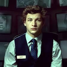 O RECEPCIONISTA,Bart, interpretado pelo ator Tye Sheridan, sofre da síndrome de Asperger, uma forma mais branda do autismo. Ele trabalha na recepção de um hotel e aproveita os momentos livres para observar as filmagens, com objetivo de assimilar determinados diálogos dos hóspedes, que possam auxiliar no seu processo de interação social com as outras pessoas.