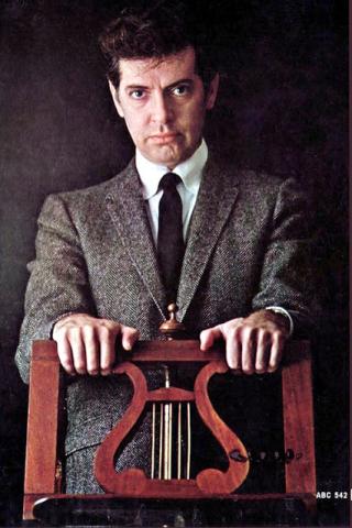 Jerry Fielding, compositor nascido no Canadá, mas com alma americana, estava no melhor da sua forma musical, quando veio a falecer em decorrência de um ataque cardíaco no dia 17 de fevereiro de 1980, aos 58 anos de idade. No arquivo de áudio sua emblemática trilha sonora para o filme MEU ÓDIO SERÁ TUA HERANÇA que conta com a participação do violonista brasileiro Laurindo Almeida.