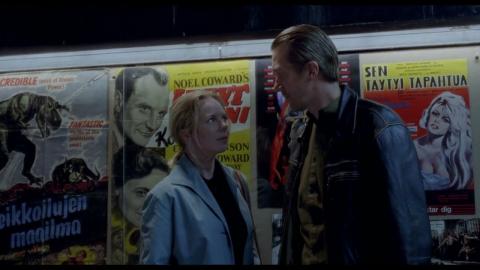 No filme FOLHAS DE OUTONO do renomado cineasta finlandês Aki Kaurismäki, a história se passa no ano de 2023, mas com uma atmosfera que transita pelos anos 1970.